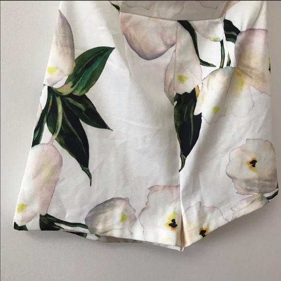 Beautiful off shoulder romper - Picture 3 of 8